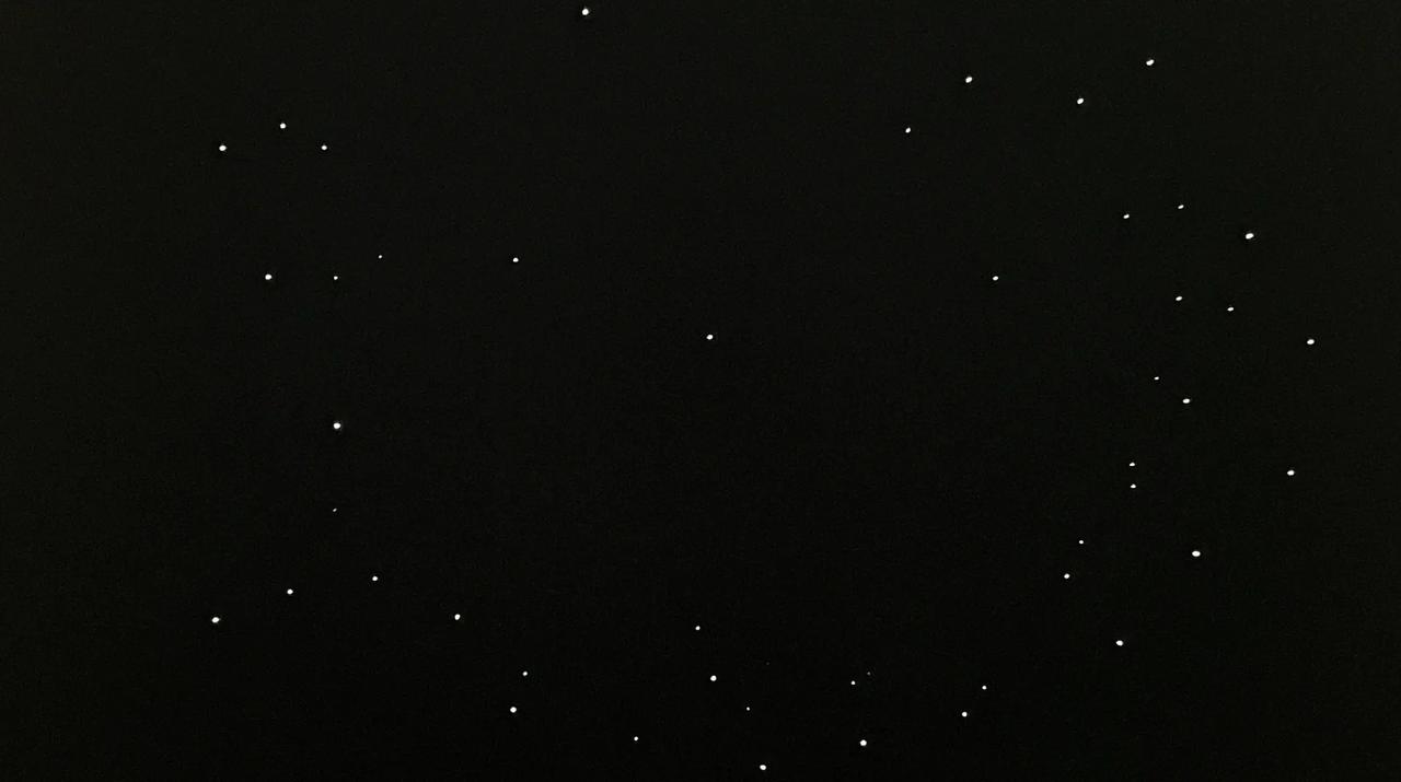 穴の空いた黒紙をライトテーブルに置いて撮ってみました